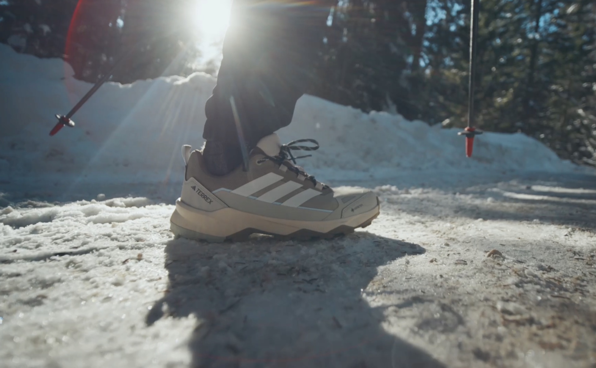 Scarpa Adidas Terrex sulla neve dal film The sound of Altitude