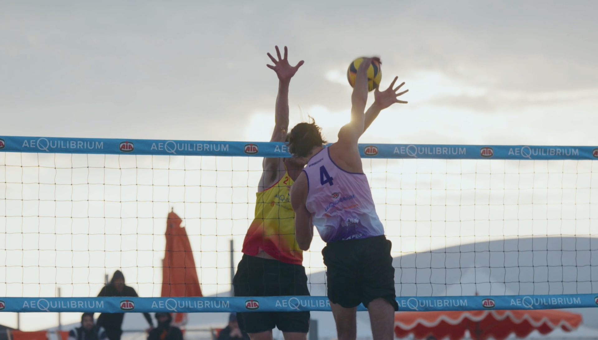 Azione a rete durante la Beach Volley Marathon a Bibione