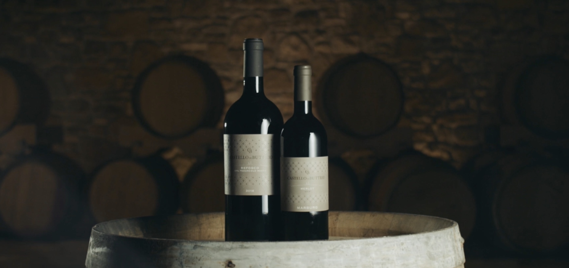 Bottiglie di vino nella cantina del Castello di Buttrio