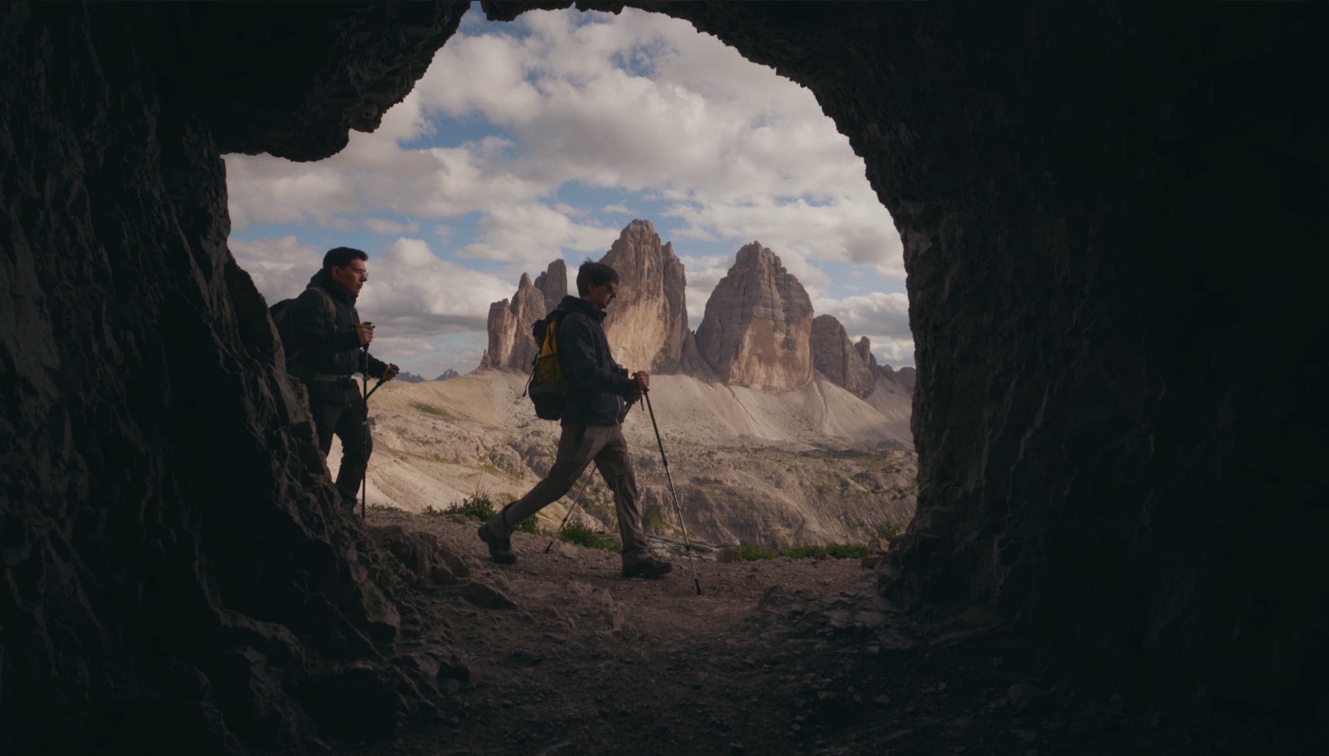 Escursionisti davanti alle Tre Cime nel film Cortina IN