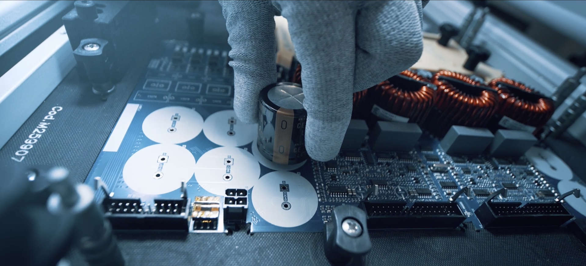 Assemblaggio di componenti elettronici dal film EAS | Tech for Future