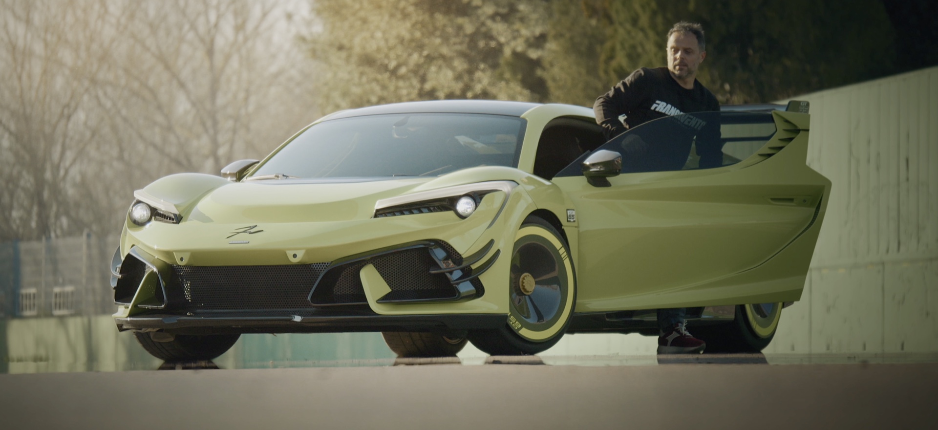 Loris Capirossi accanto alla Frangivento GT65