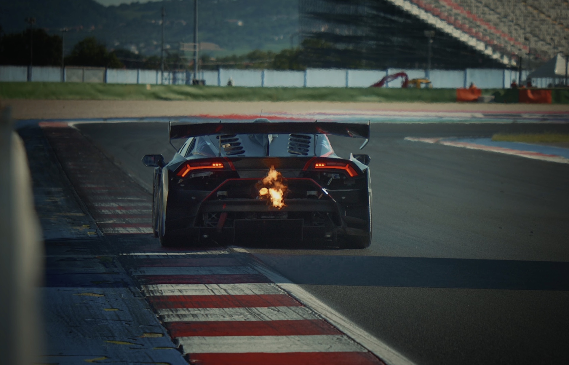 Auto da corsa con fiamma allo scarico nel film FX Racing Weekend