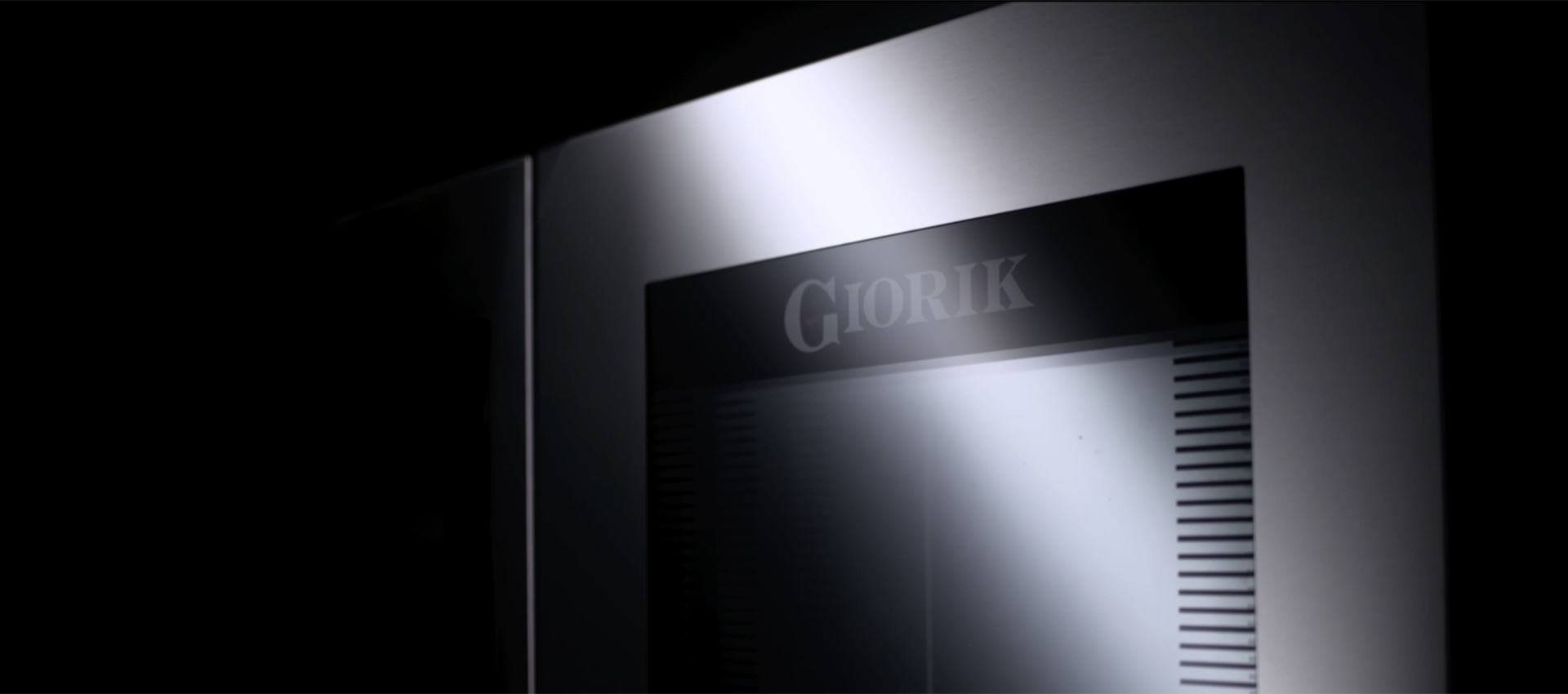 Dettaglio del forno con logo Giorik nel film Steambox