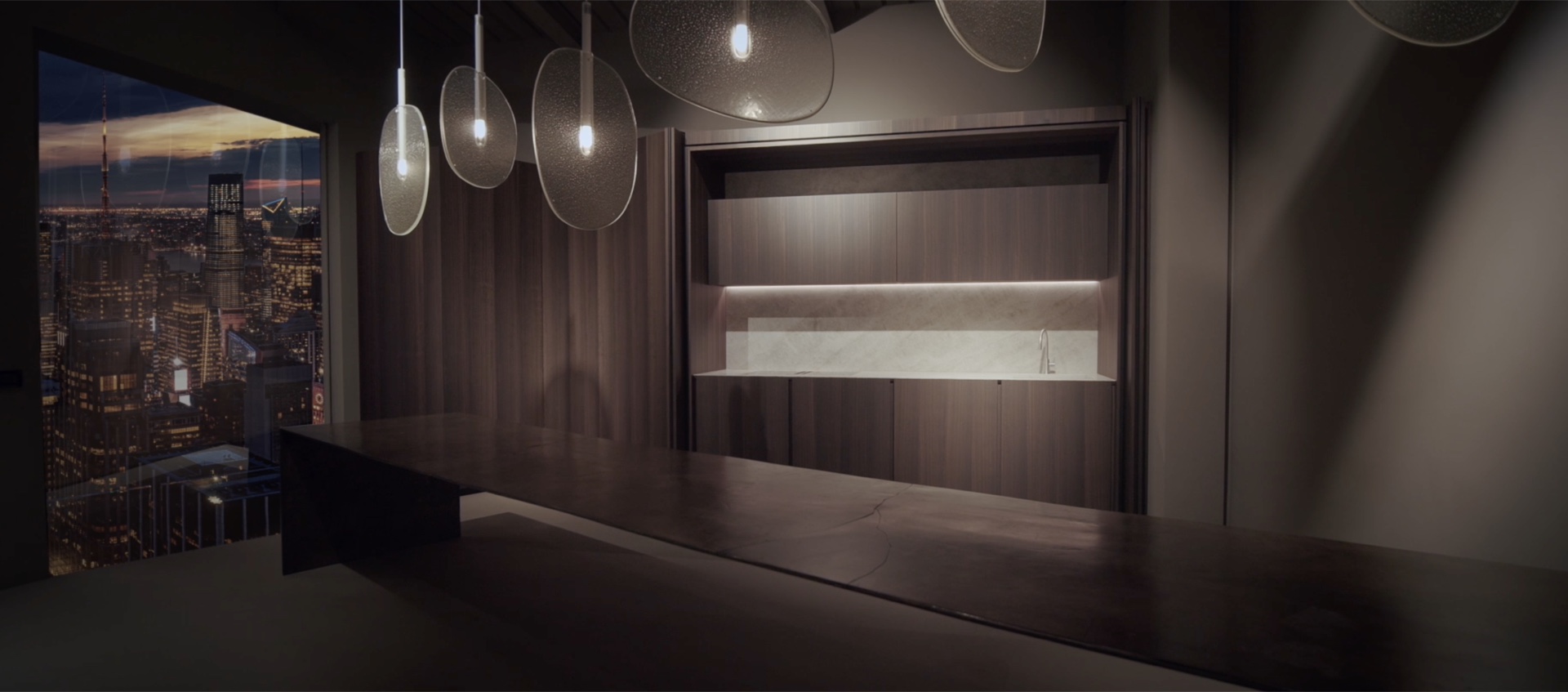 Cucina e luci sospese nel film Minotti cucine by Assogroup