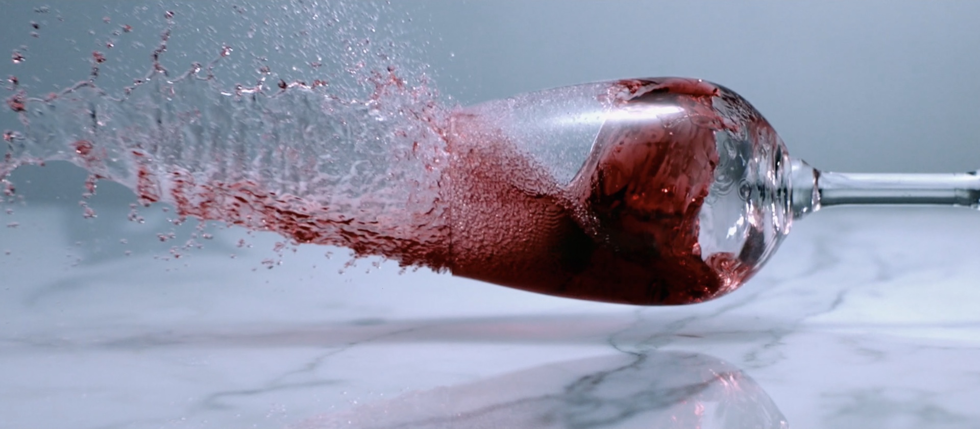 Calice con vino rosso in movimento nel film Tenax